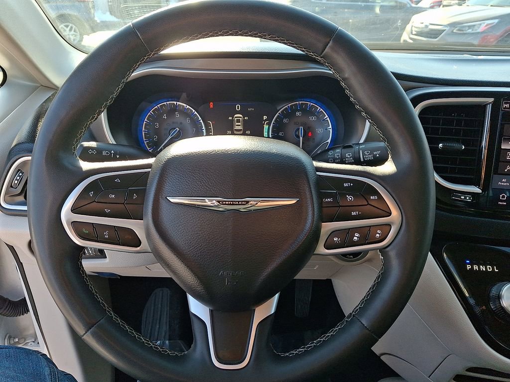 Used 2023 Chrysler Pacifica Touring-L image 21
