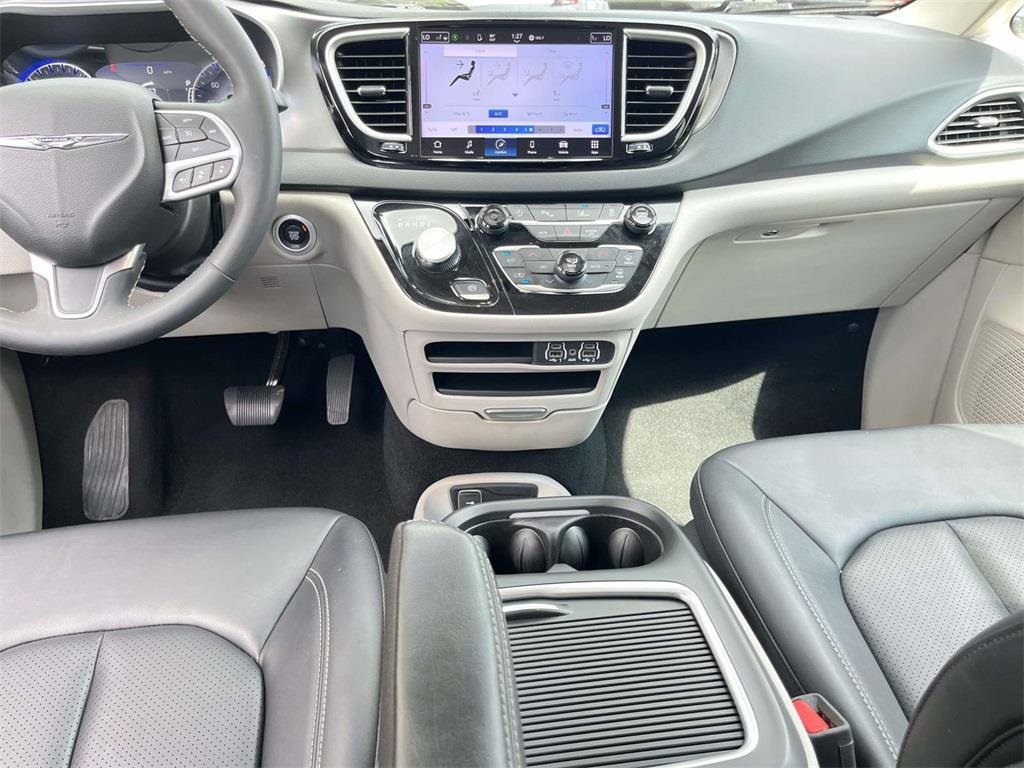 Used 2024 Chrysler Pacifica Touring-L image 25