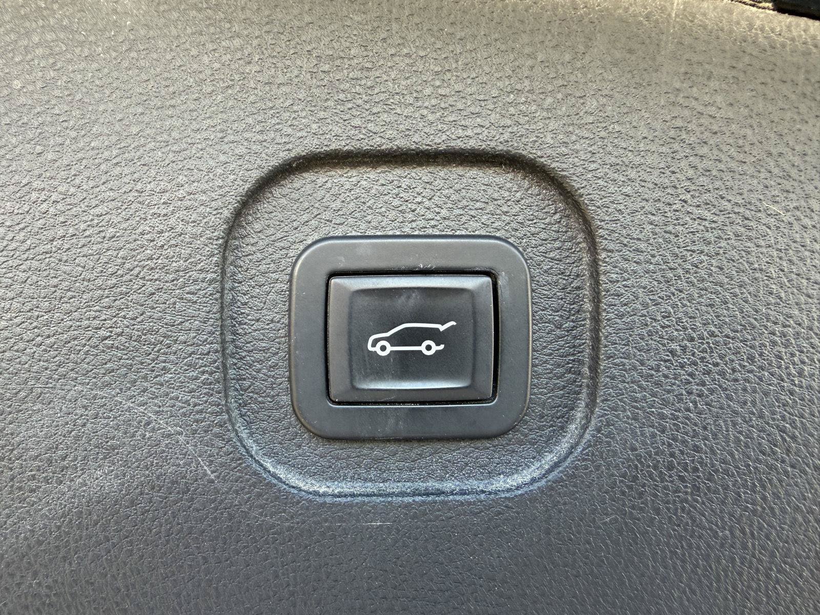 Used 2016 Chevrolet Equinox LTZ w/ Enhanced Convenience Package AWD/4WD image 4
