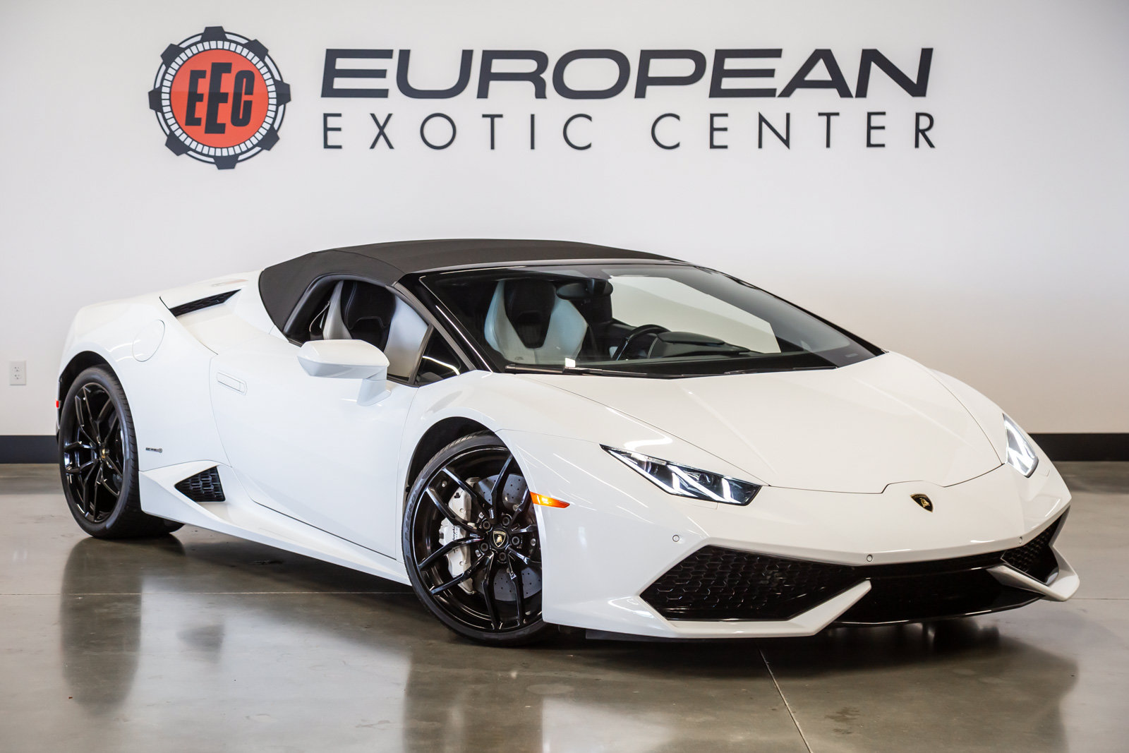 Used 2017 Lamborghini Huracan LP 610-4 AWD/4WD image 2