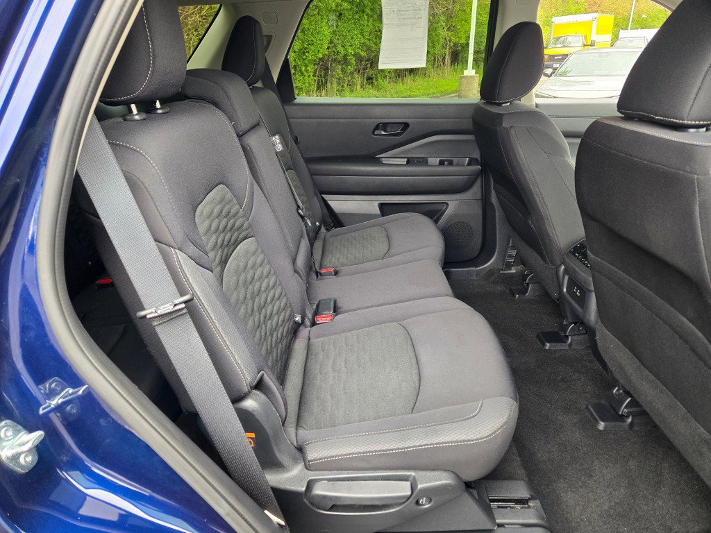 Used 2025 Nissan Pathfinder SV FWD image 11