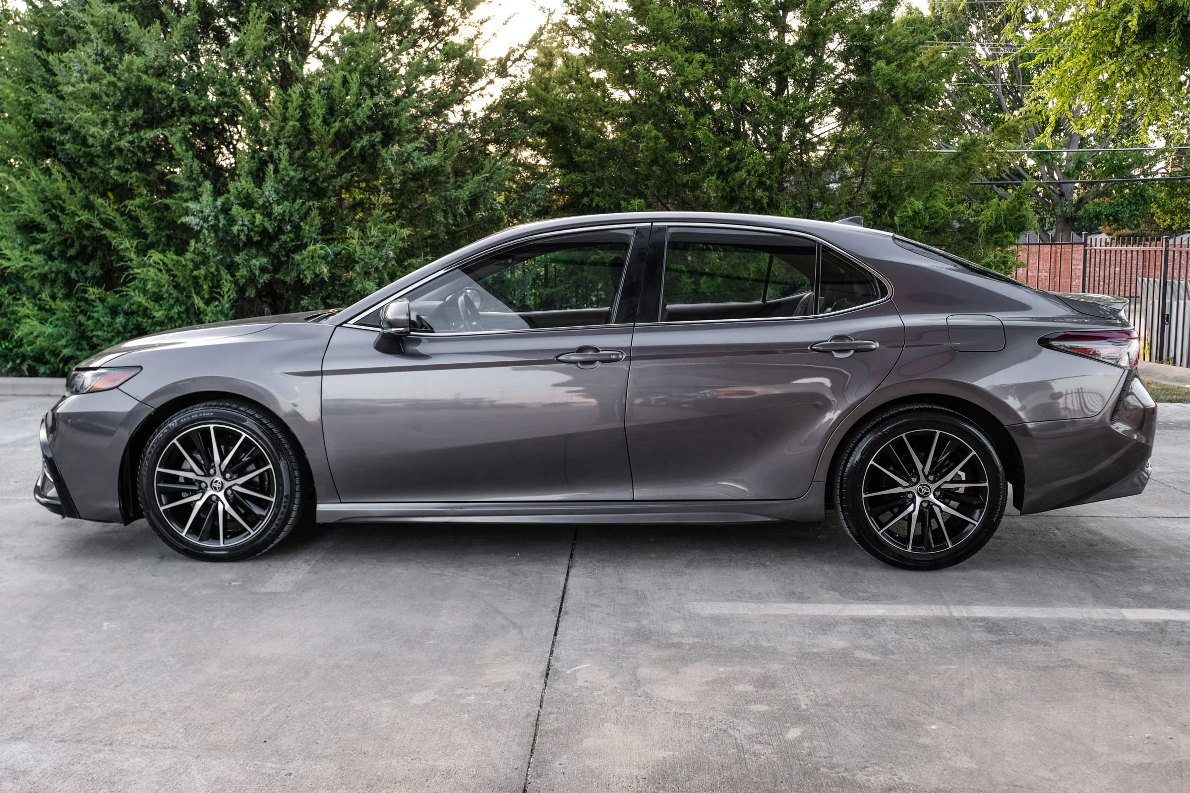 Used 2022 Toyota Camry SE w/ Convenience Package FWD image 11