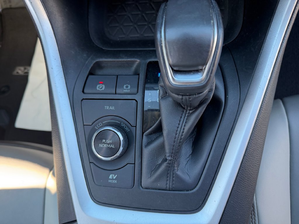 Used 2022 Toyota RAV4 XLE Premium AWD/4WD image 17