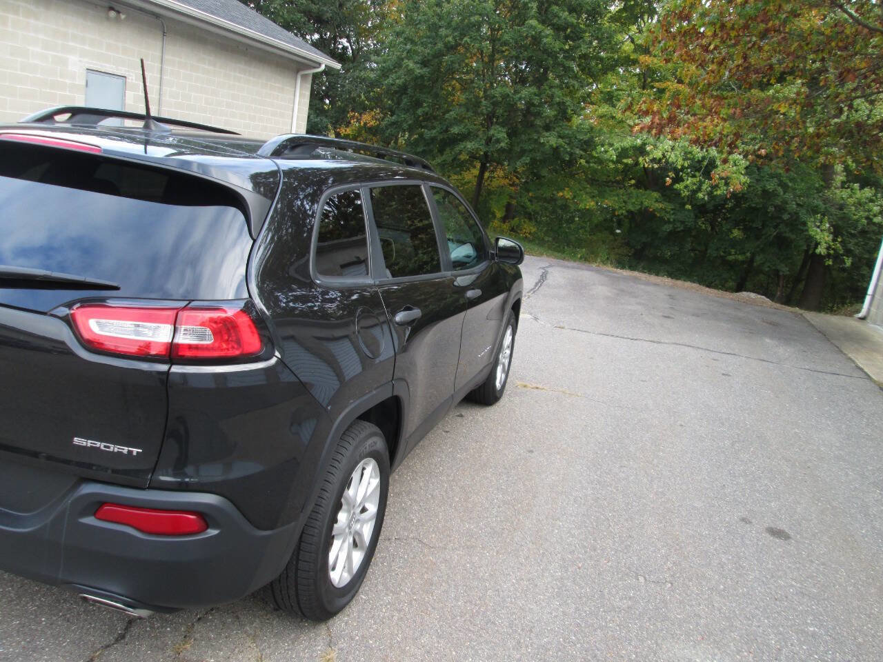 Used 2016 Jeep Cherokee Sport w/ Cold Weather Group image 9