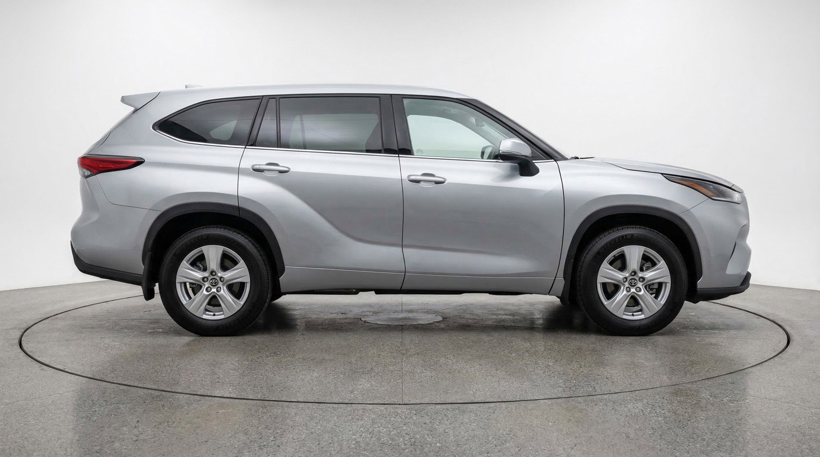 Used 2025 Toyota Highlander LE FWD image 11