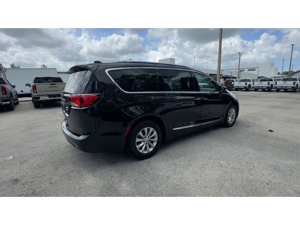Used 2019 Chrysler Pacifica Touring-L FWD image 8