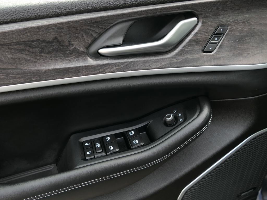 Used 2023 Jeep Grand Cherokee 4WD 4xe image 12