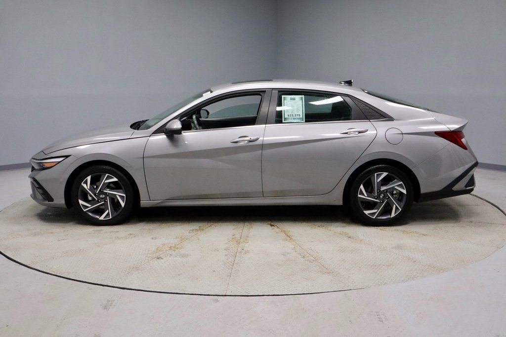 Certified 2025 Hyundai Elantra SEL image 9