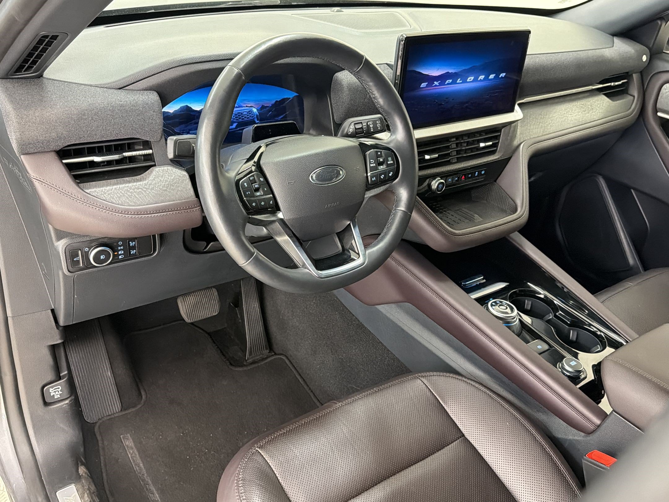 Certified 2025 Ford Explorer Platinum w/ LUX Leather Package AWD/4WD image 4