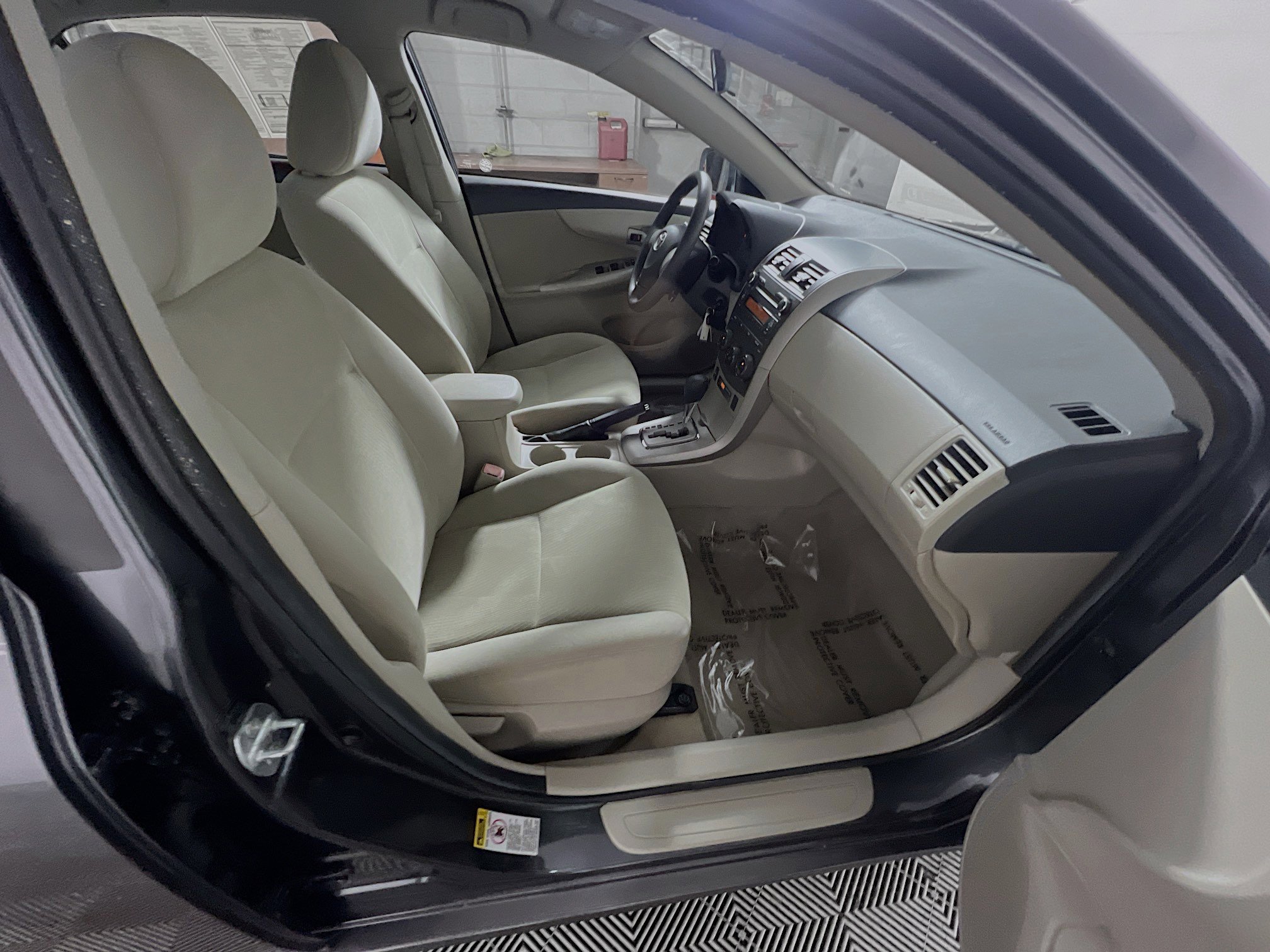 Used 2011 Toyota Corolla LE FWD image 28