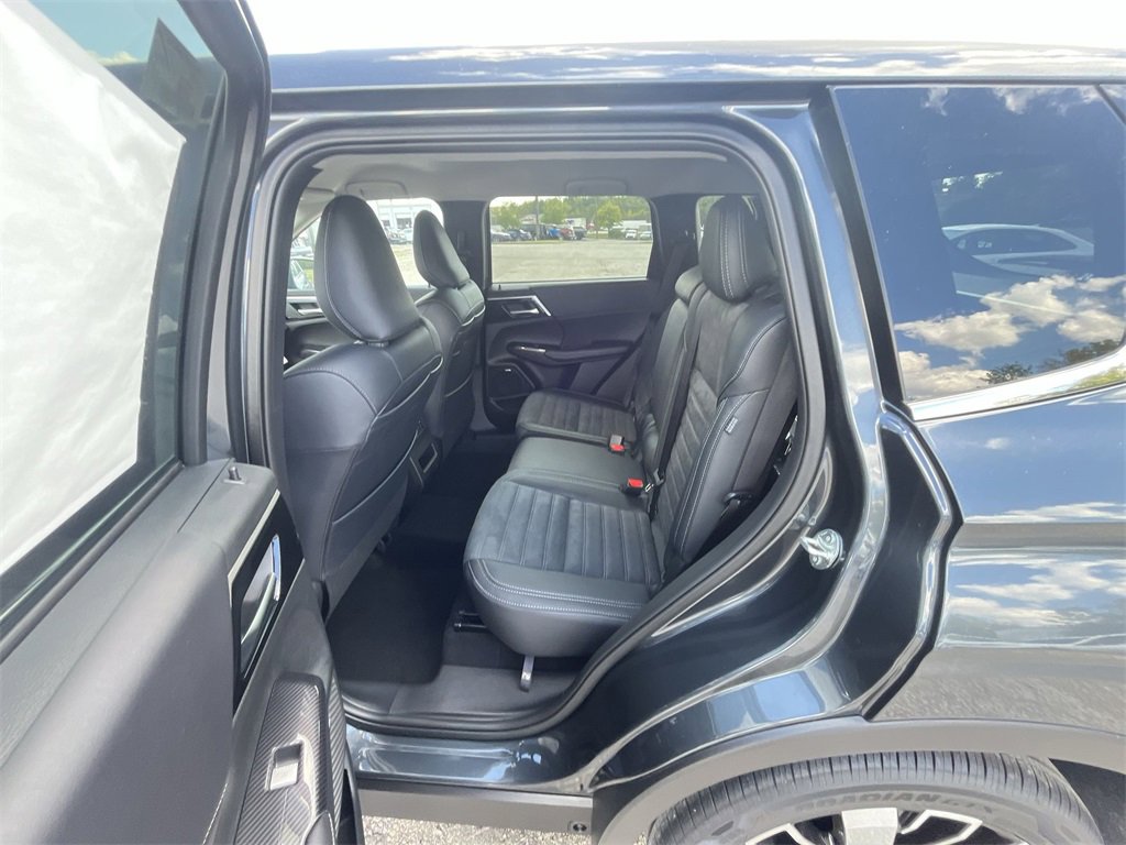 New 2025 Mitsubishi Outlander SE image 14