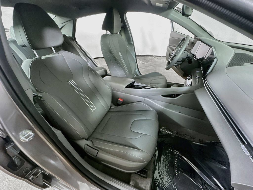 Used 2023 Hyundai Elantra SEL w/ Convenience Package FWD image 12