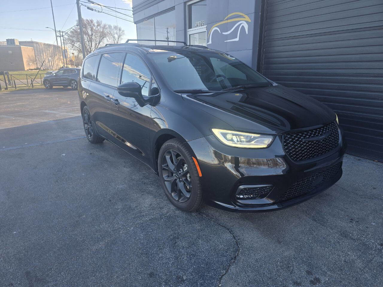 Used 2023 Chrysler Pacifica Limited w/ S Appearance Package image 3