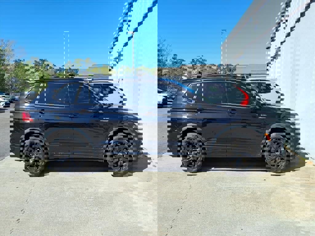 Used 2024 Volkswagen Tiguan SE R-Line image 2