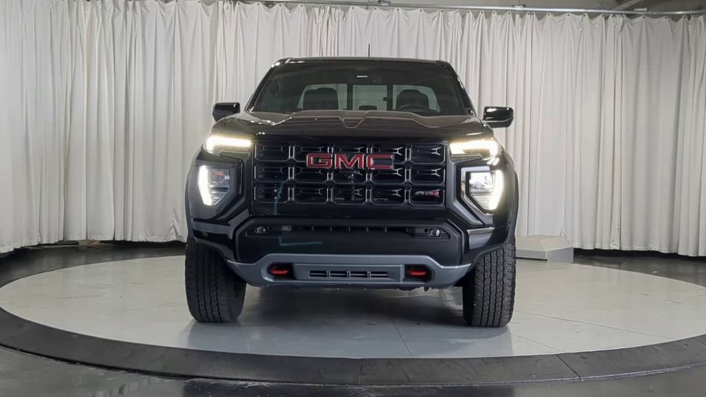 Used 2023 GMC Canyon AT4 w/ AT4 Premium Package AWD/4WD image 3