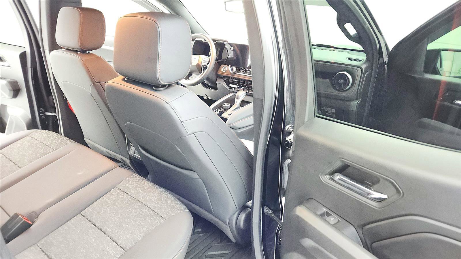 Used 2024 Chevrolet Colorado Z71 w/ Z71 Convenience Package 2 image 18