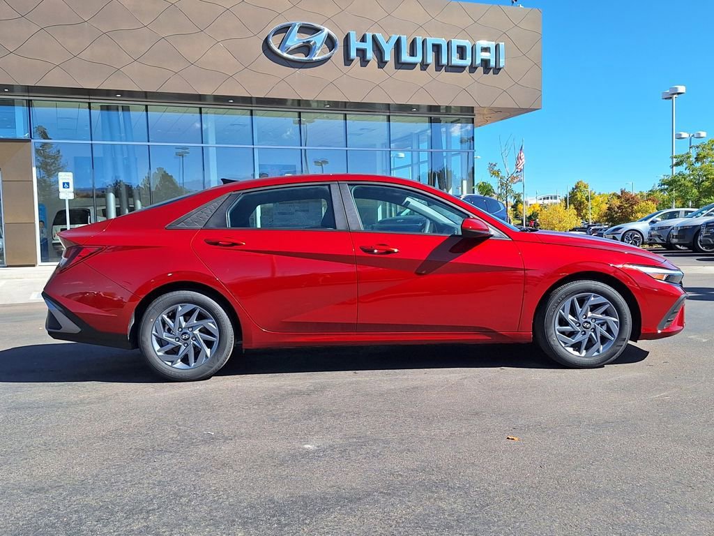 Used 2024 Hyundai Elantra SEL image 2