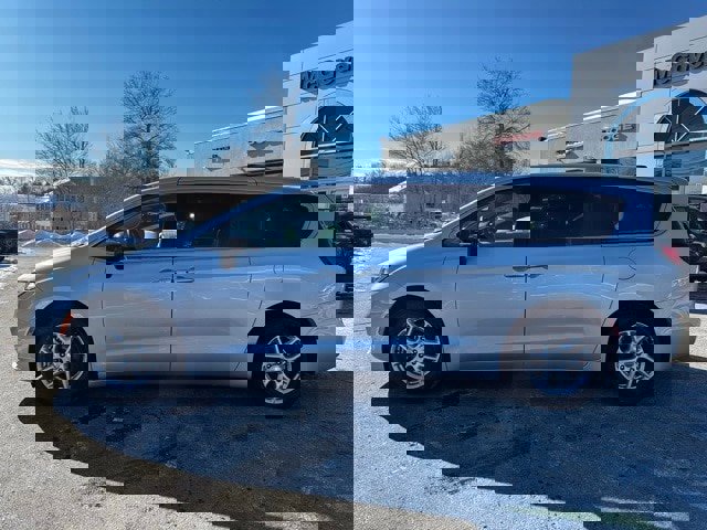 Used 2024 Chrysler Pacifica Touring-L image 4