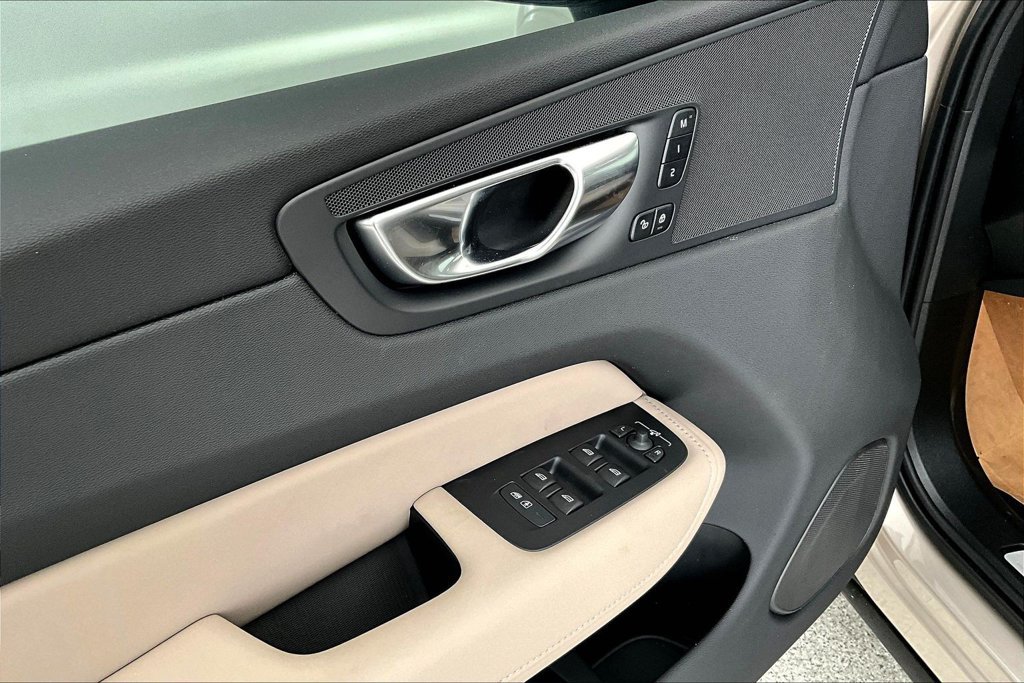 New 2026 Volvo XC60 B5 Plus w/ Protection Package Premier AWD/4WD image 17