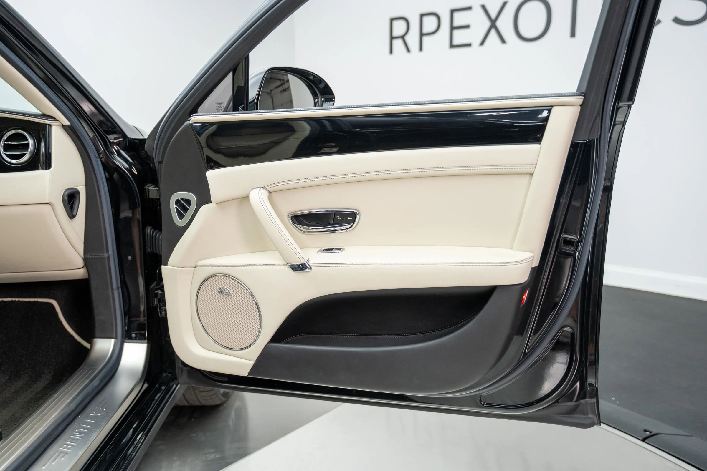 Used 2018 Bentley Flying Spur V8 image 27