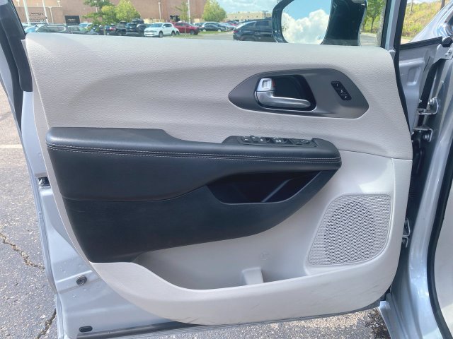 Used 2024 Chrysler Pacifica Touring-L FWD image 20