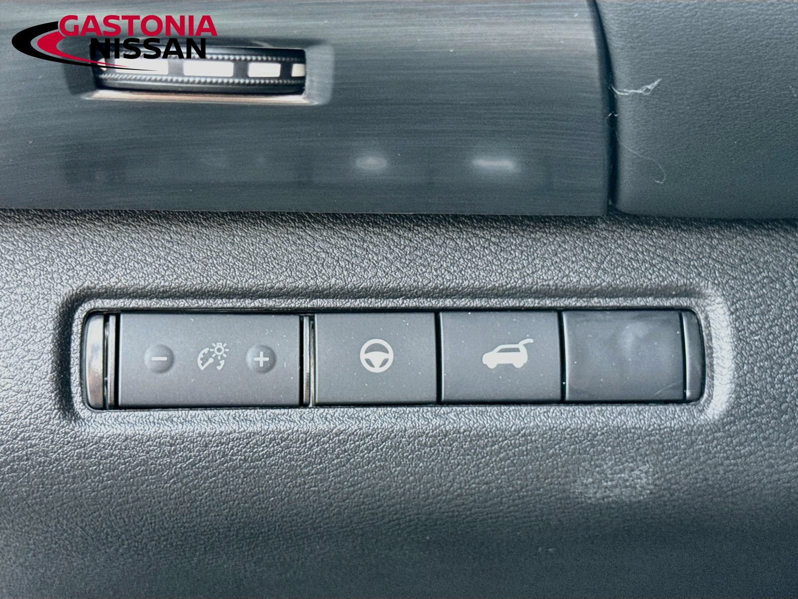 Used 2025 Nissan Pathfinder SL FWD image 13