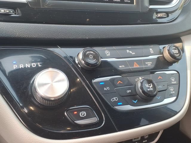 Used 2018 Chrysler Pacifica Touring Plus FWD image 16