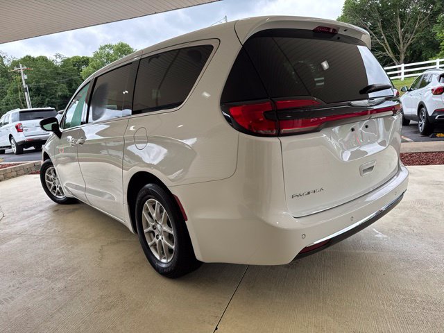 Used 2023 Chrysler Pacifica Touring FWD image 6
