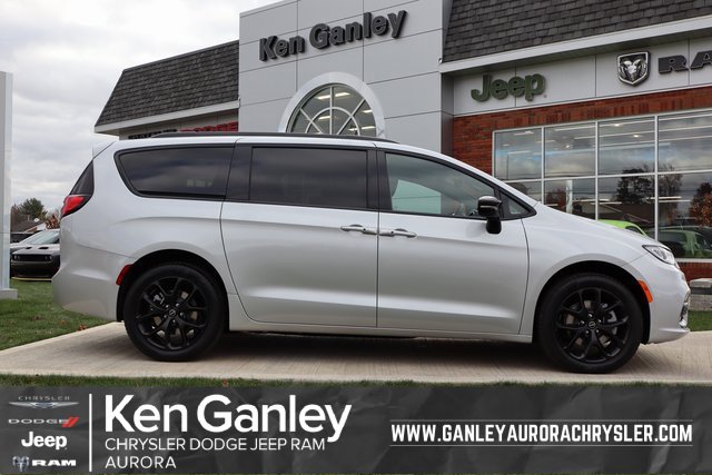 New 2026 Chrysler Pacifica Limited w/ Uconnect Theater Family Group