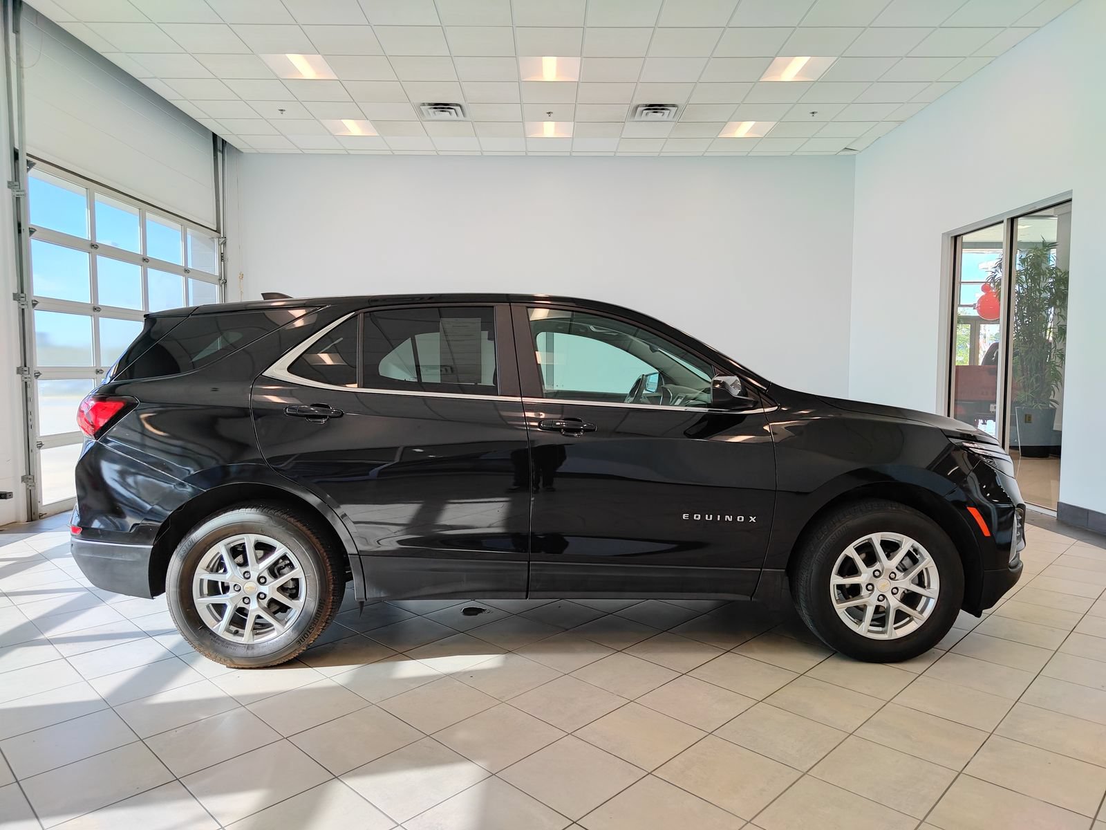 Used 2022 Chevrolet Equinox LT AWD/4WD image 2