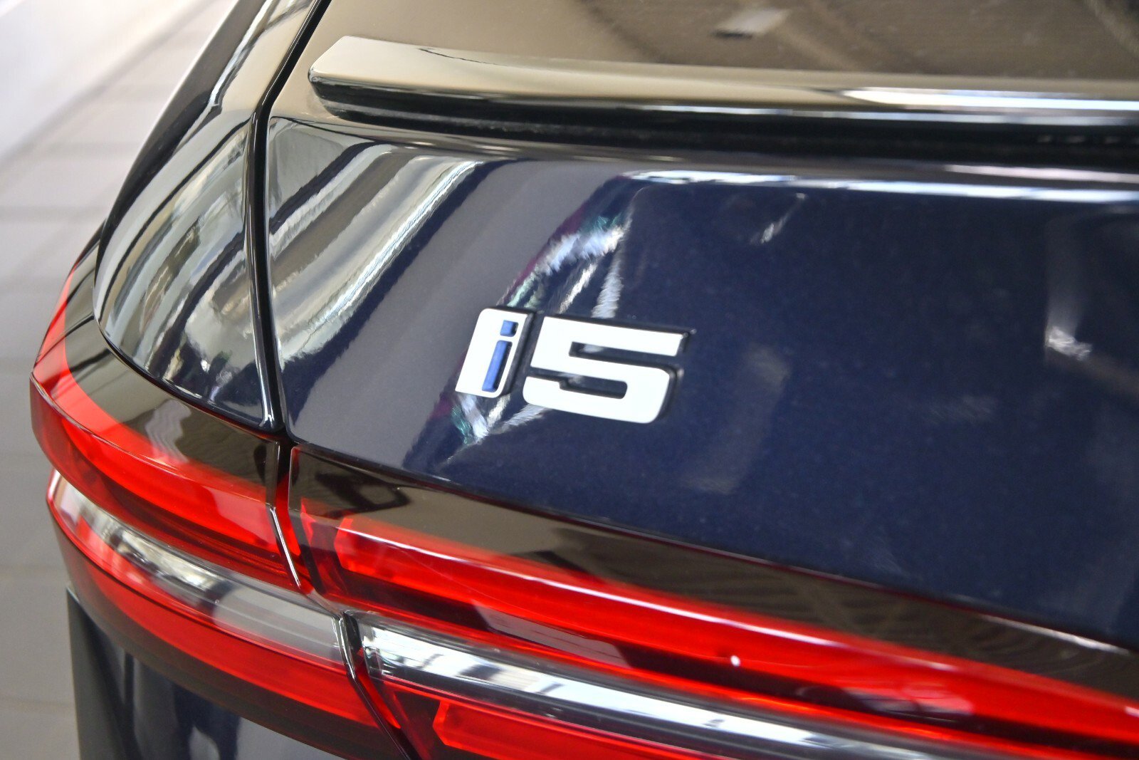 New 2024 BMW i5 eDrive40i w/ Executive Package image 4