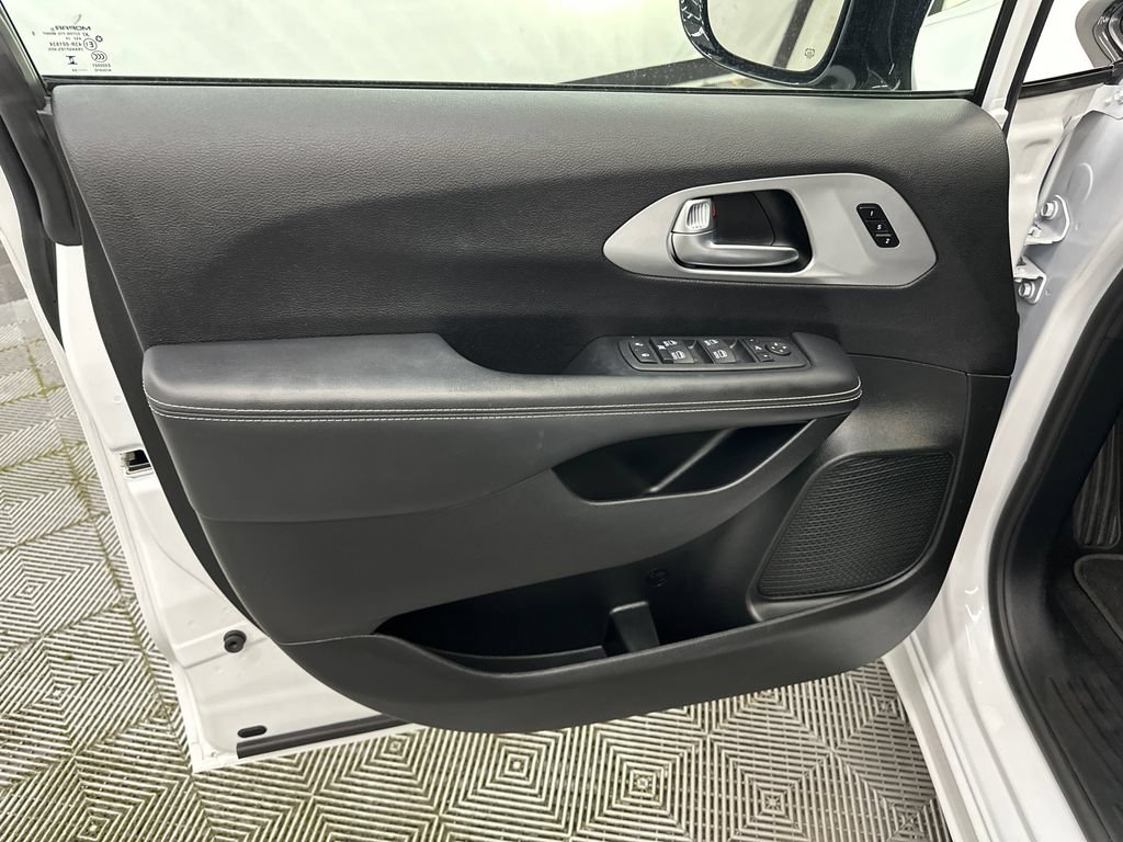 Used 2025 Chrysler Pacifica Limited FWD image 11