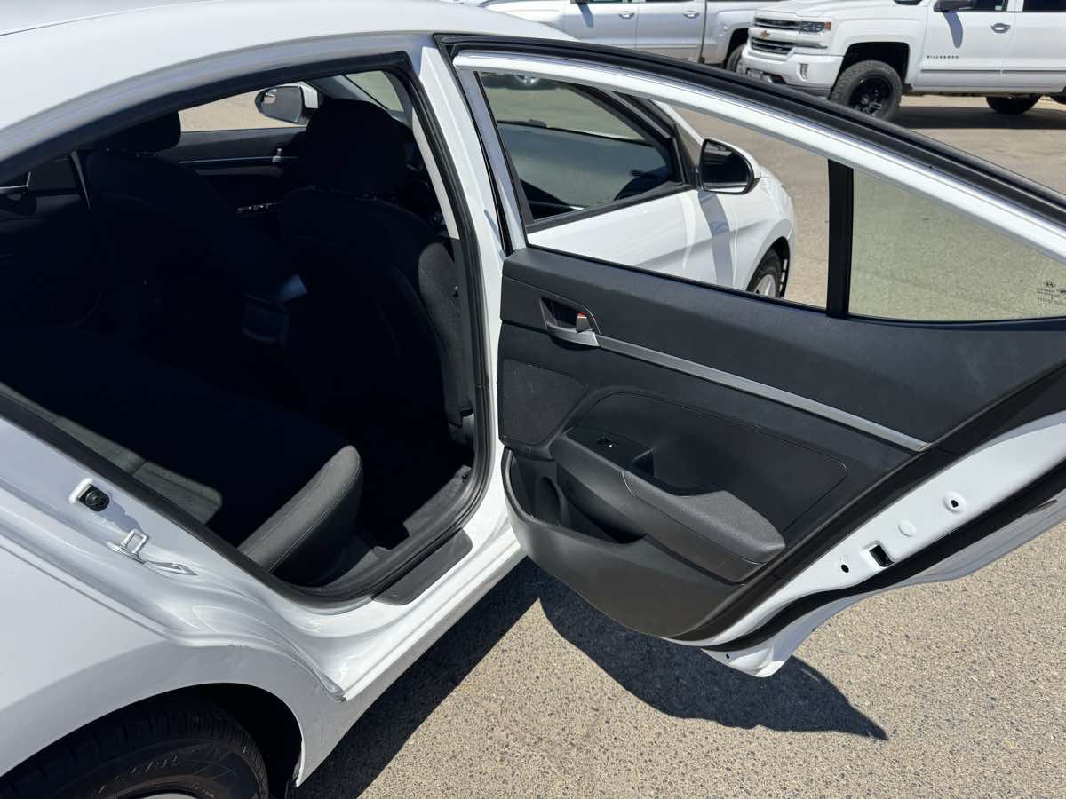 Used 2019 Hyundai Elantra SE w/ Cargo Package FWD image 16