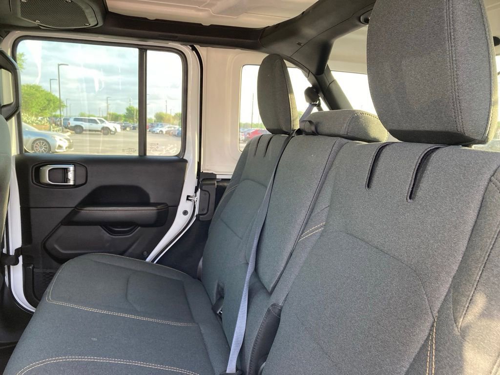 Used 2025 Jeep Wrangler Unlimited Sahara image 9