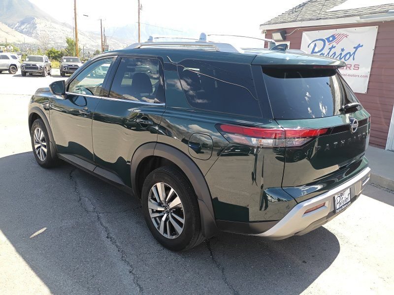 Used 2023 Nissan Pathfinder SL w/ Black Appearance Package AWD/4WD image 3