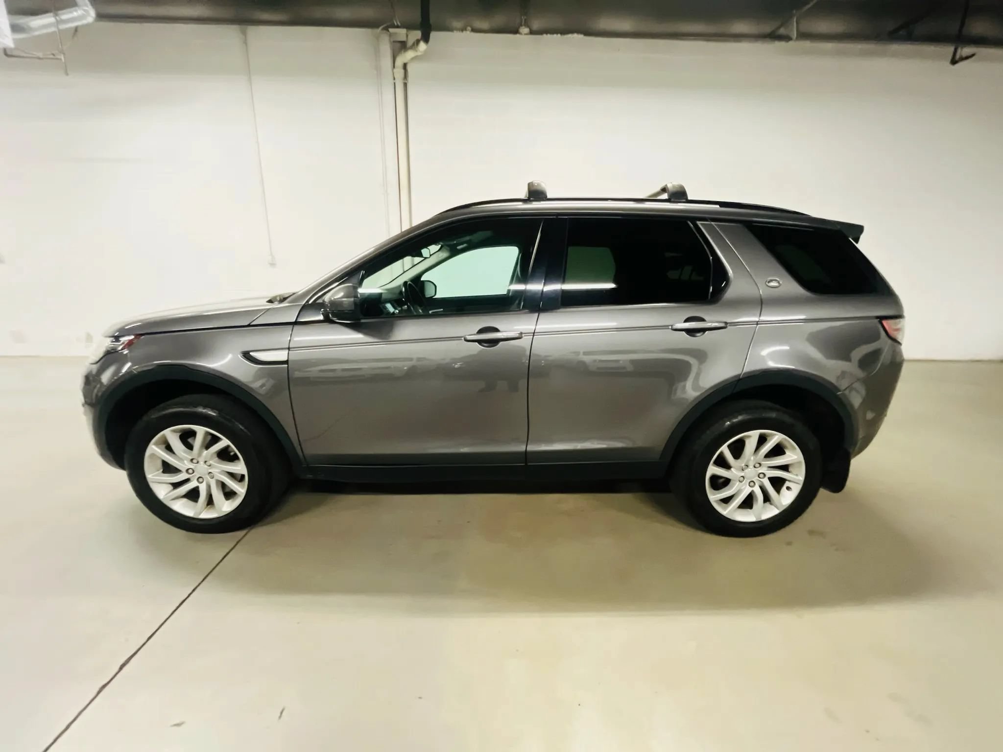 Used 2017 Land Rover Discovery Sport HSE AWD/4WD image 5