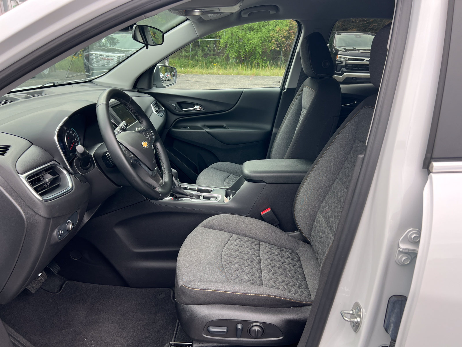 Used 2024 Chevrolet Equinox LT FWD image 3