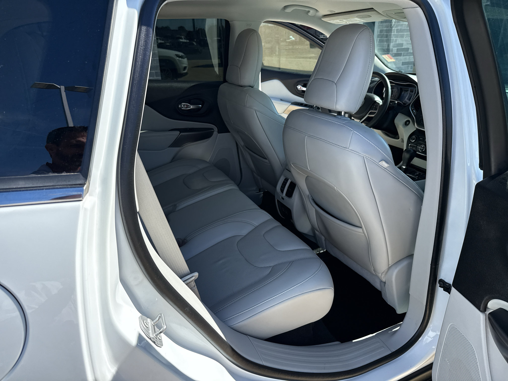 Used 2021 Jeep Cherokee Latitude Lux w/ Comfort/Convenience Group FWD image 19