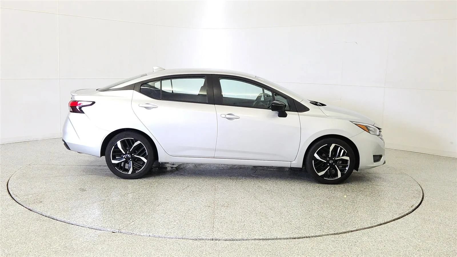 Used 2024 Nissan Versa SR FWD image 8