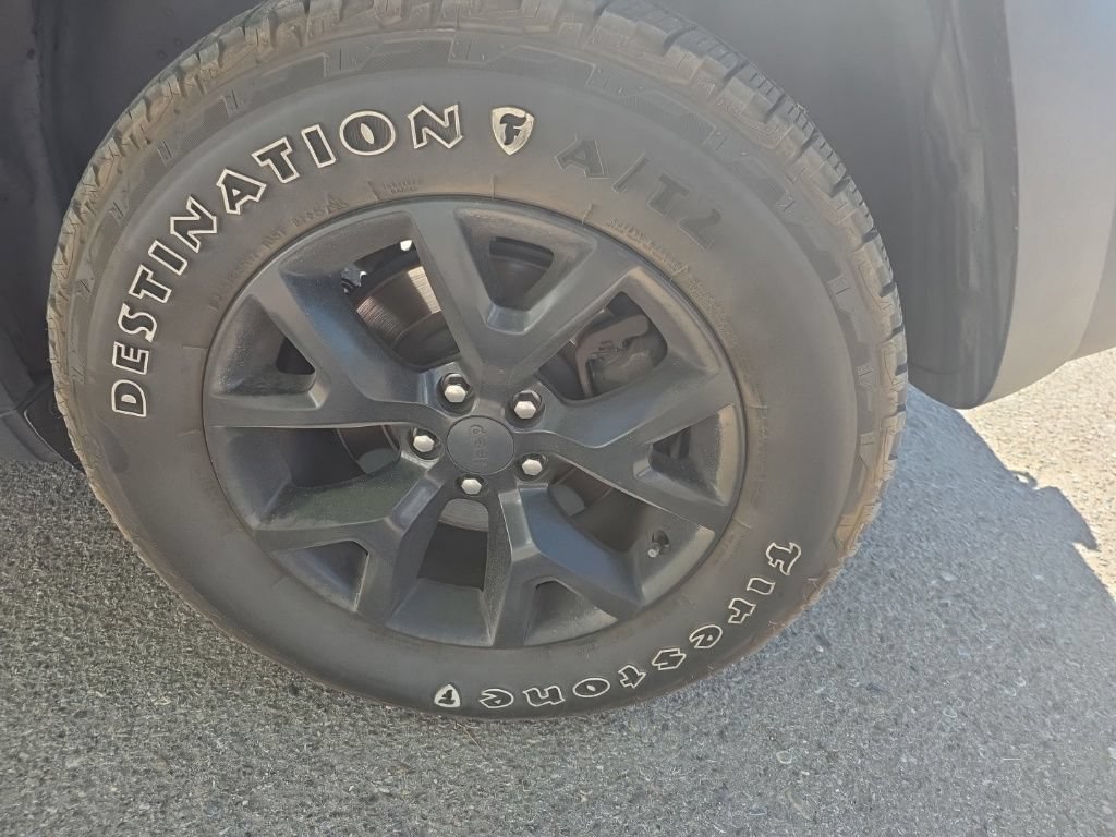 Used 2017 Jeep Cherokee Trailhawk AWD/4WD image 3