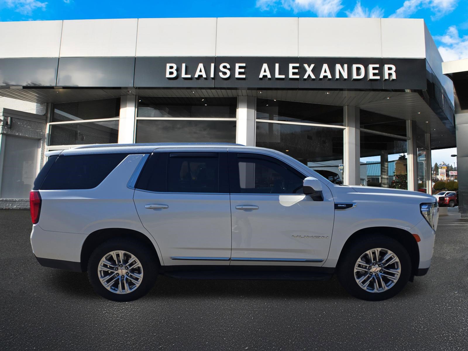 Used 2023 GMC Yukon SLT AWD/4WD image 2