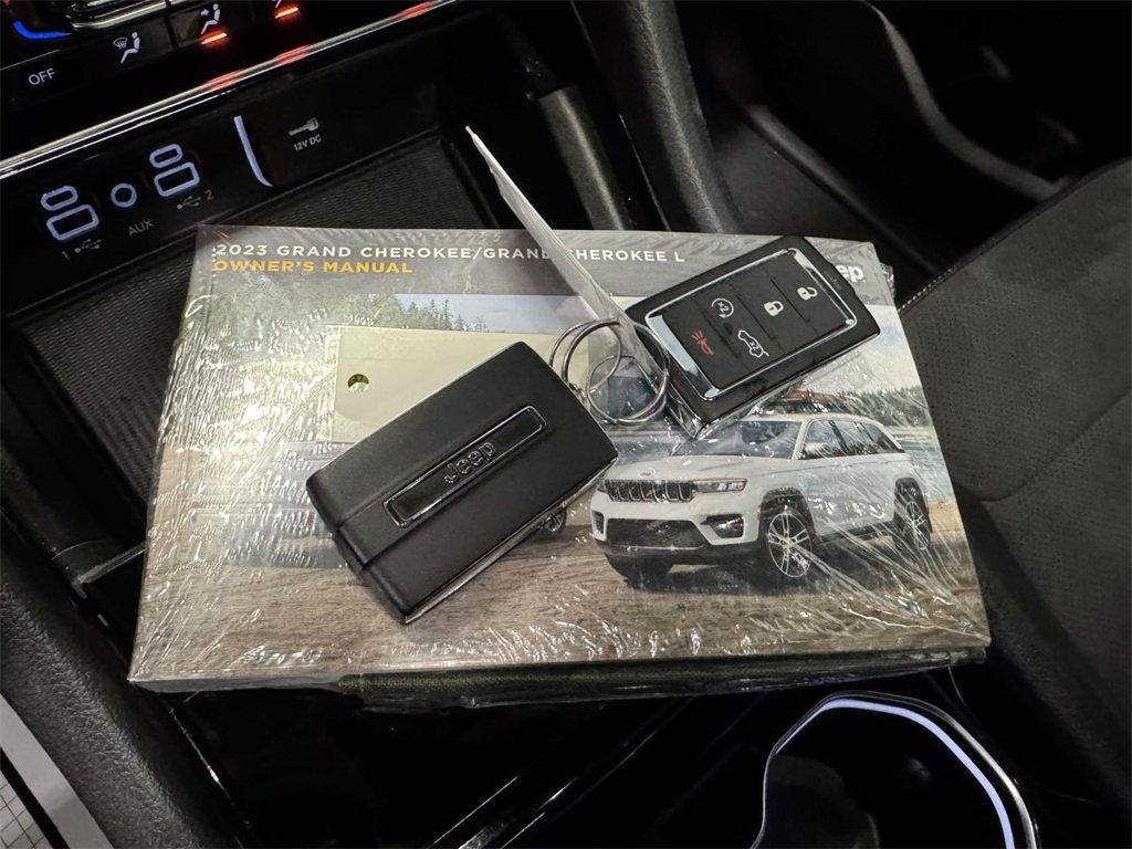 Used 2023 Jeep Grand Cherokee Altitude image 31
