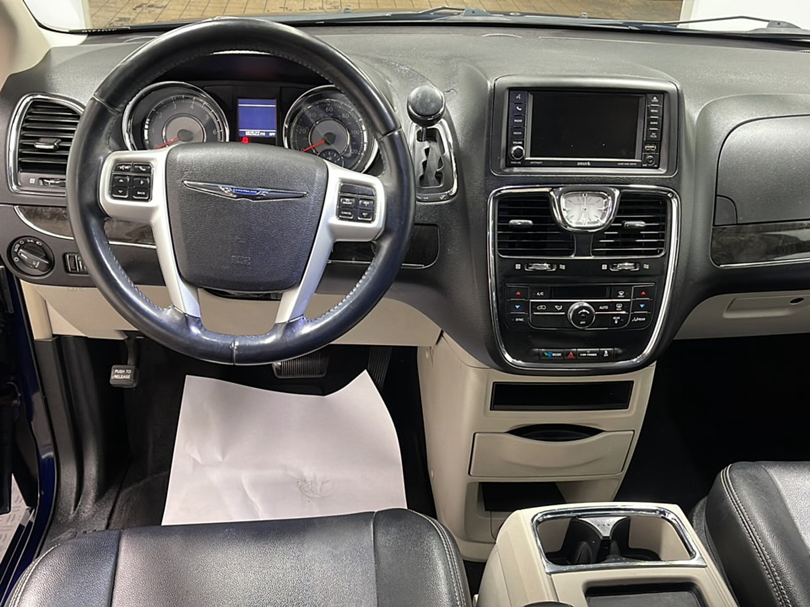 Used 2015 Chrysler Town & Country Touring FWD image 3
