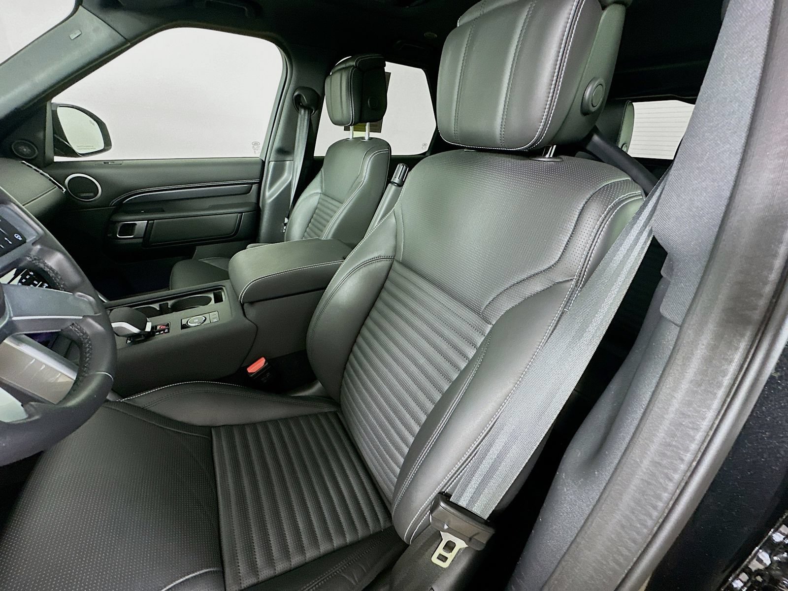 Used 2025 Land Rover Discovery Metropolitan Edition AWD/4WD image 33