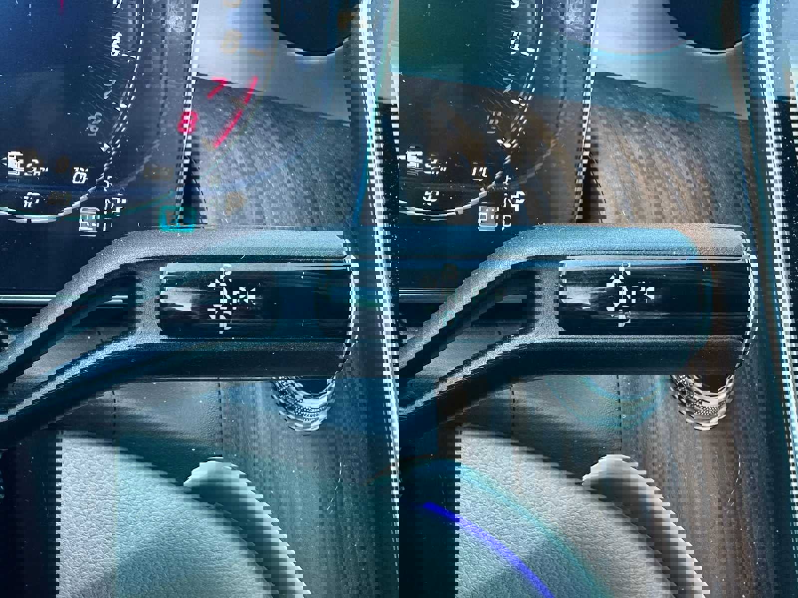 Used 2025 Mercedes-Benz GLC 350e 4MATIC image 36