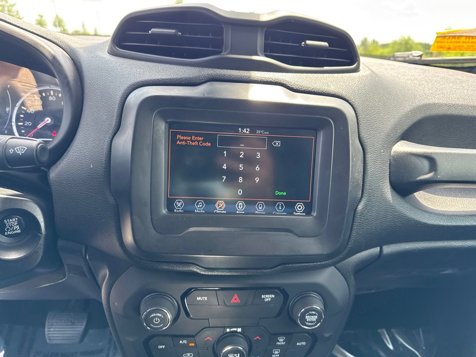 Used 2018 Jeep Renegade Altitude w/ Cold Weather Group FWD image 15