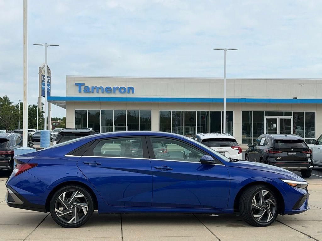 Used 2025 Hyundai Elantra SEL FWD image 4