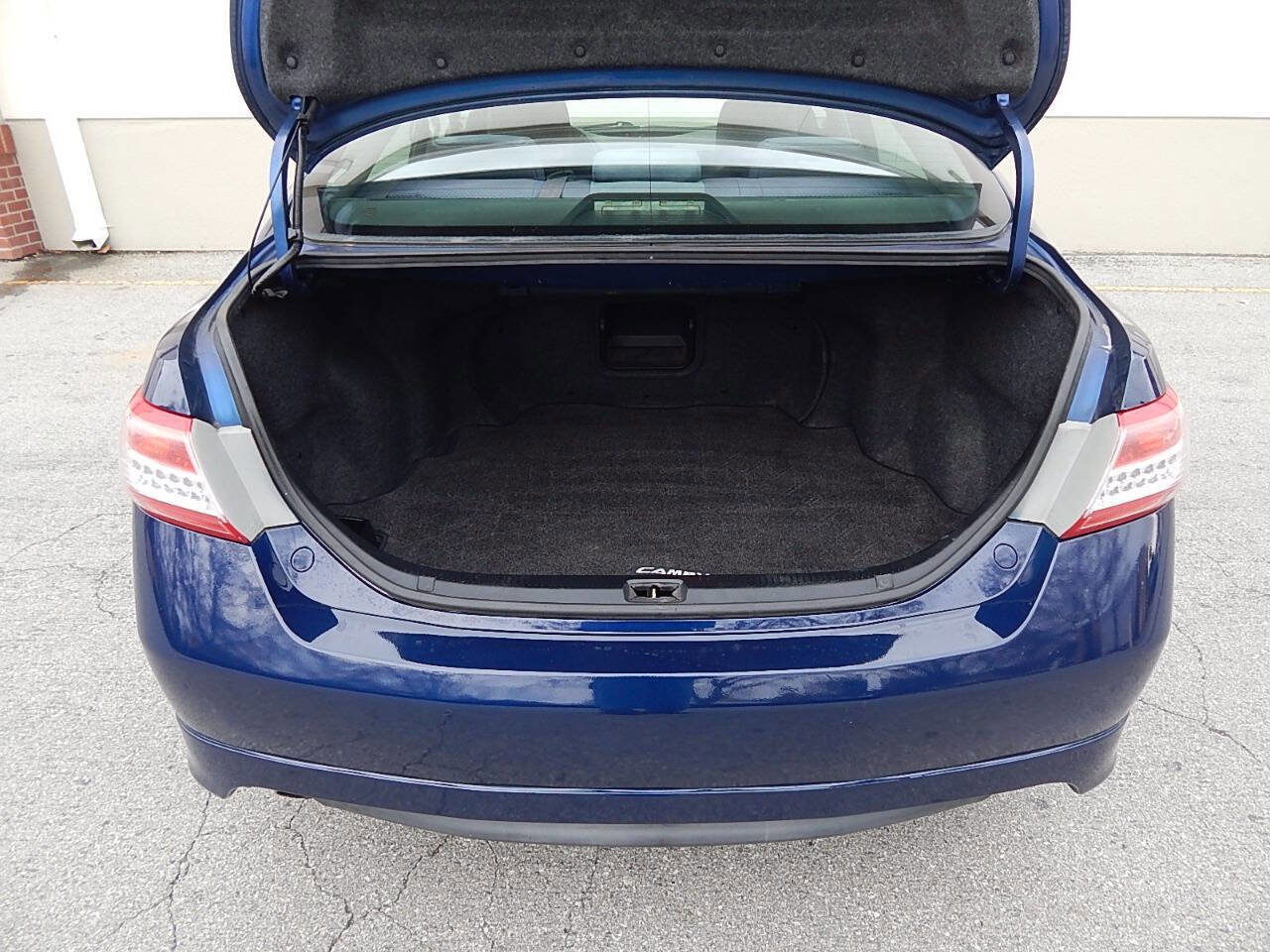 Used 2011 Toyota Camry SE w/ SE Extra-Value Pkg #1 FWD image 24