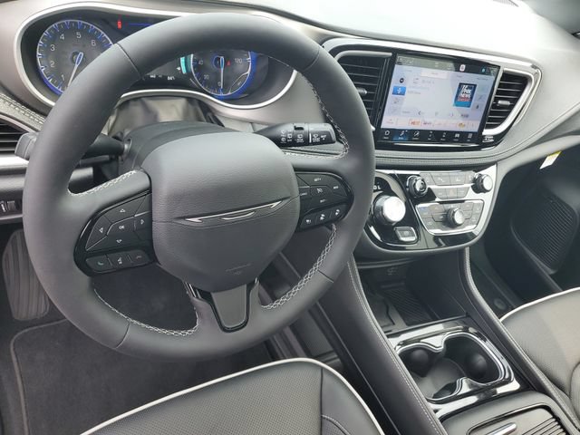 New 2027 Chrysler Pacifica Limited w/ Family Tech Group AWD/4WD image 19