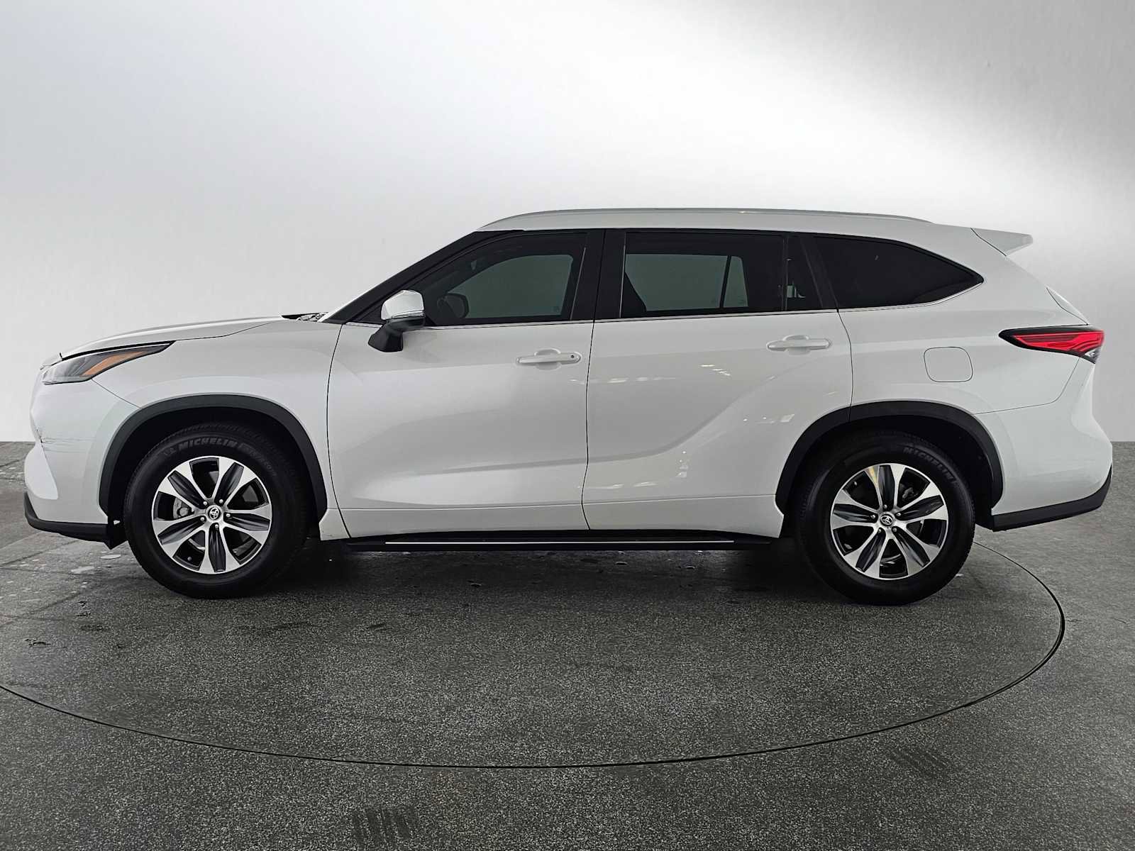 Used 2023 Toyota Highlander XLE image 6